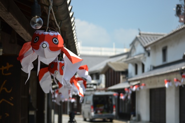 白壁の町並み金魚ちょうちん