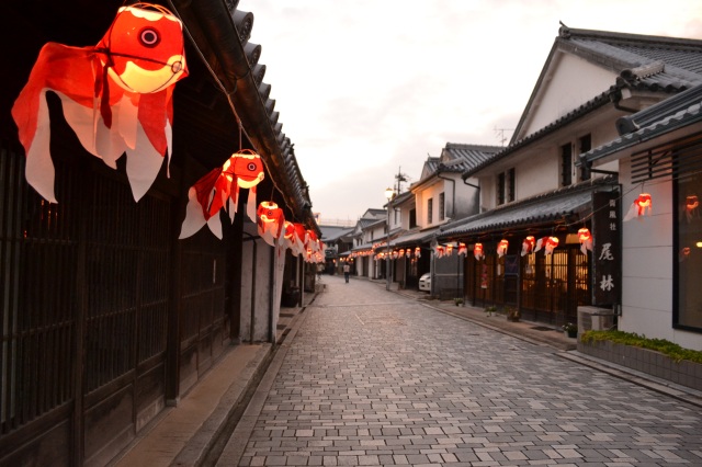 白壁の町並み金魚ちょうちん夜