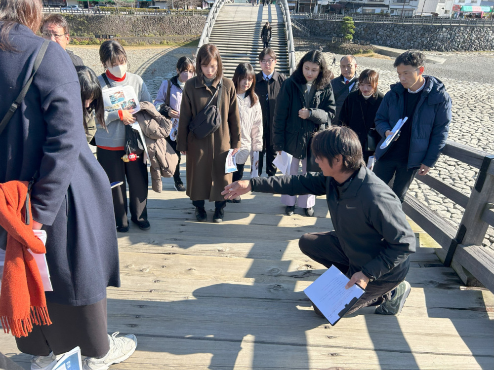 350年の橋を守る「橋守」がご案内 錦帯橋の魅力の深層に触れる限定ガイドツアー