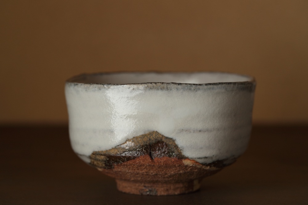 十五代作の白釉茶碗。赤い見島土を用いて白い釉薬と土のコントラストを際立たせた