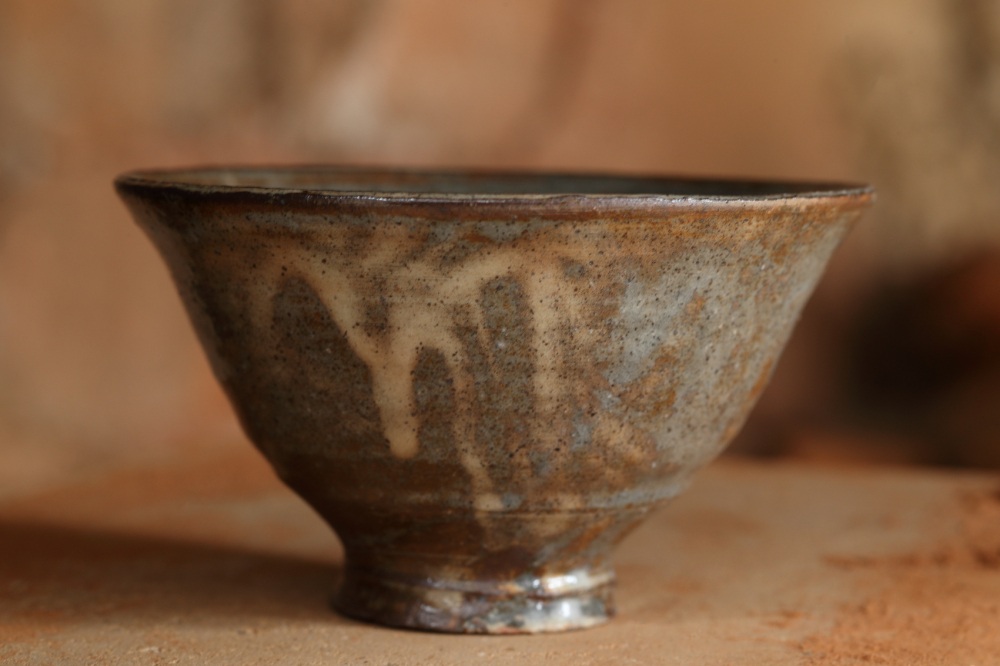 萩焼の典型ともいえる井戸型の茶碗。見島土を多く配合して深く強い鉄色を追求した