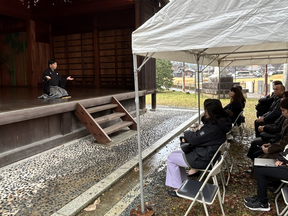 解説の様子(雨の日はテントで鑑賞)