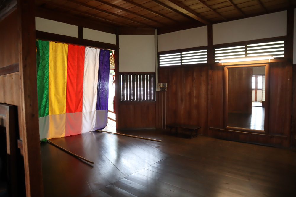 鏡の間