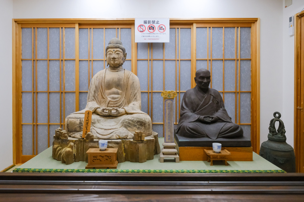 祀られている阿弥陀如来坐像と大内義弘公入道坐像