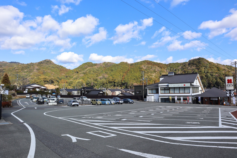 大駐車場(72台)