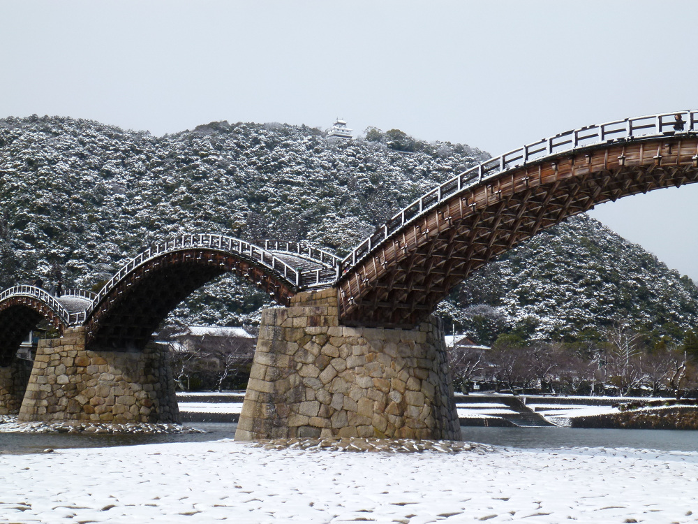 雪の錦帯橋と岩国城