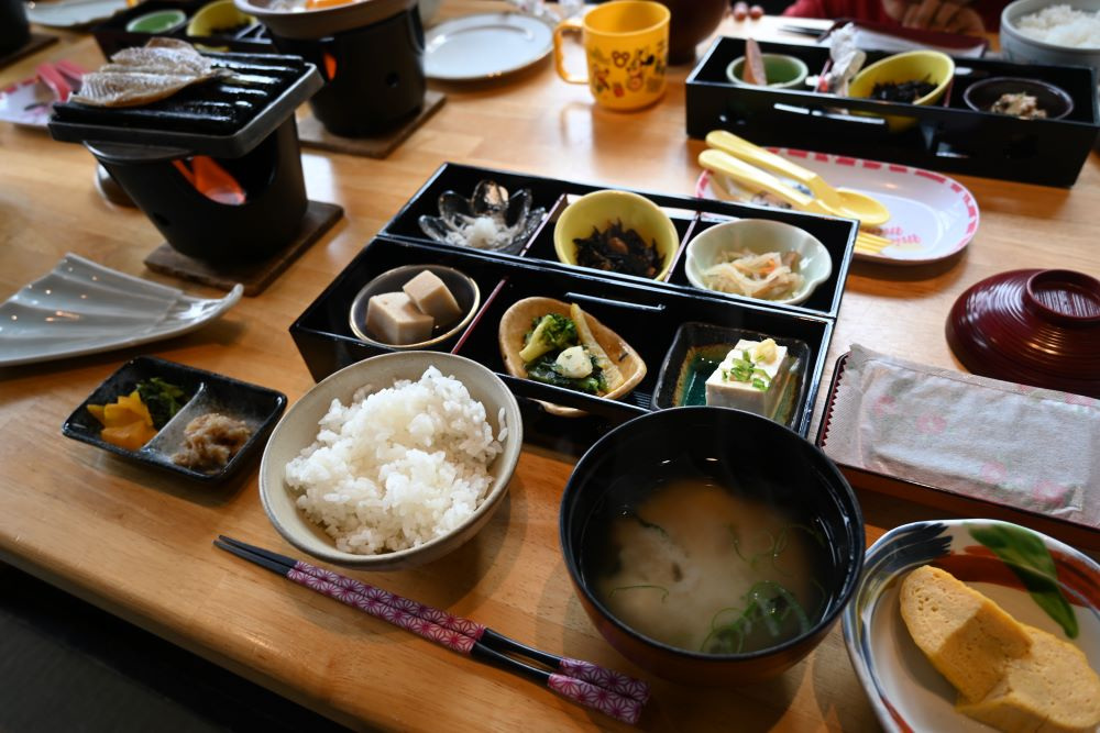旬の地産食材たっぷりの和食朝食膳