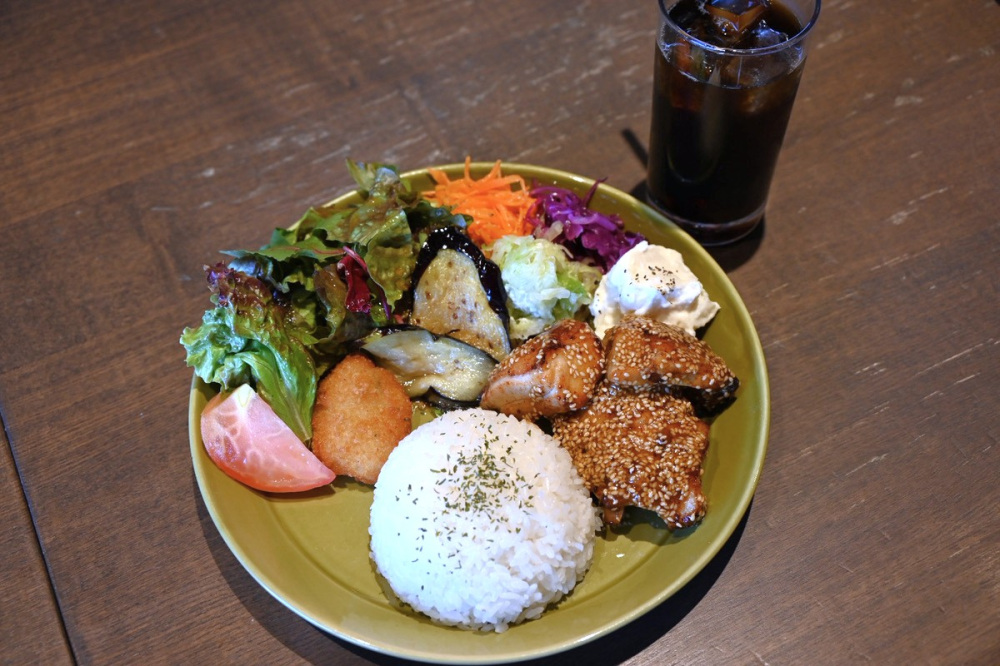 メインを選べる野菜たっぷりプレート　1,500円・セットドリンク　250円