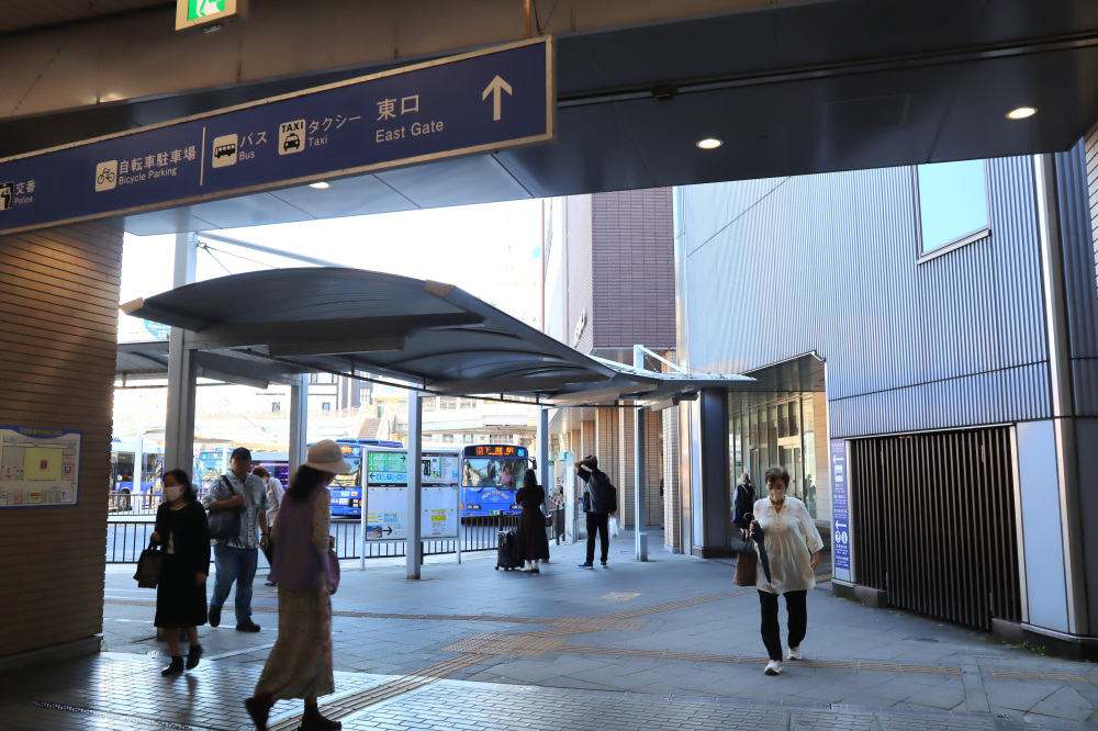 駅の東口を出ると目の前がバスターミナルです。