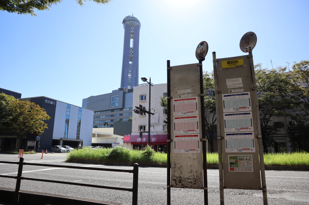 最寄りの『豊前田バス停』からは、早くもタワーの姿が！