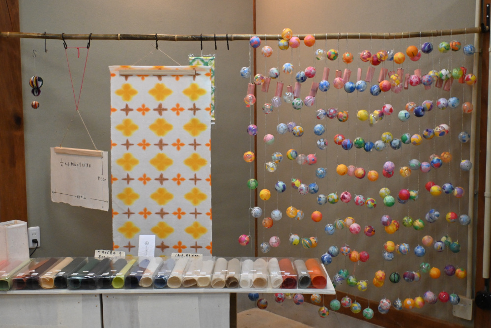 1/4カット和紙も様々な色合いで(左下)