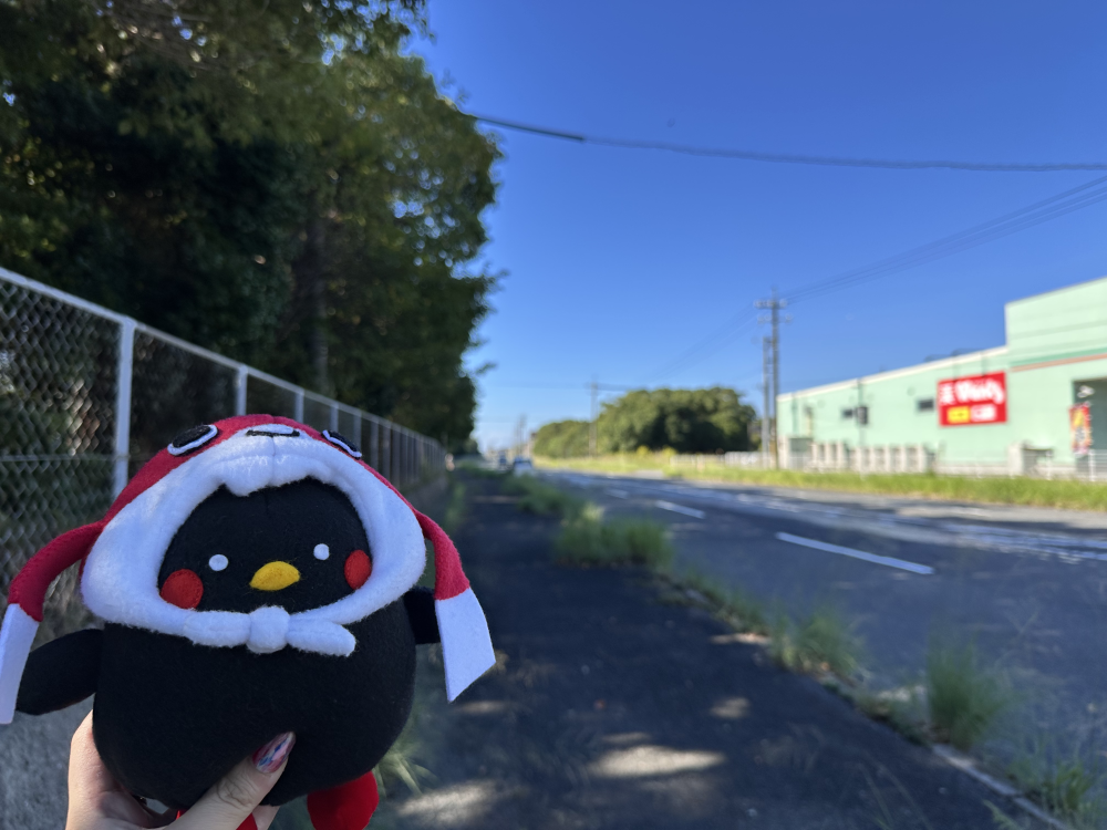 西駐車場の出口を出たら、左方向（宇部岬漁港方面）に進みましょう。