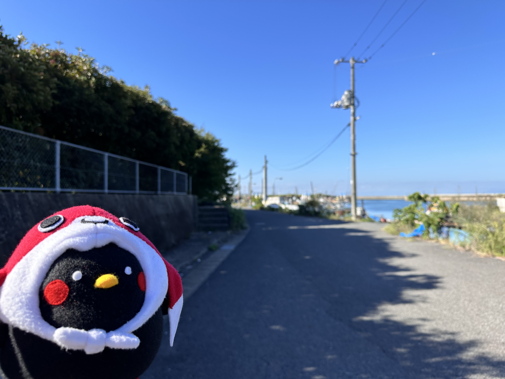 歩き続けると右手に宇部岬漁港が見えてきます。