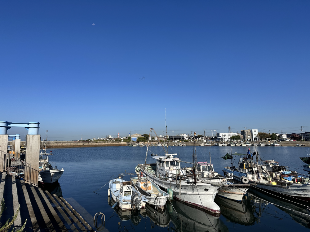 漁港に到着！漁港を背にして堤防の方へ向かいましょう。