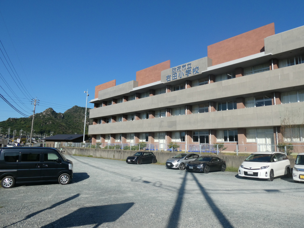 右田小学校前の登山者専用駐車場