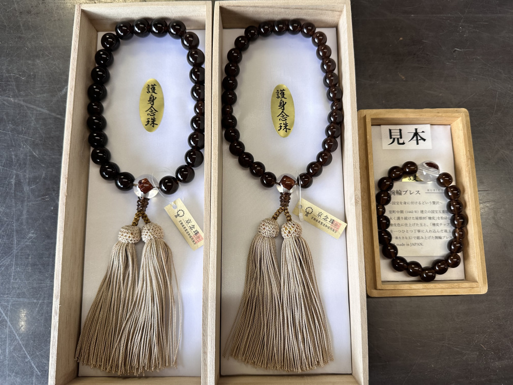 五重塔の檜皮を使ったお数珠とブレスレット