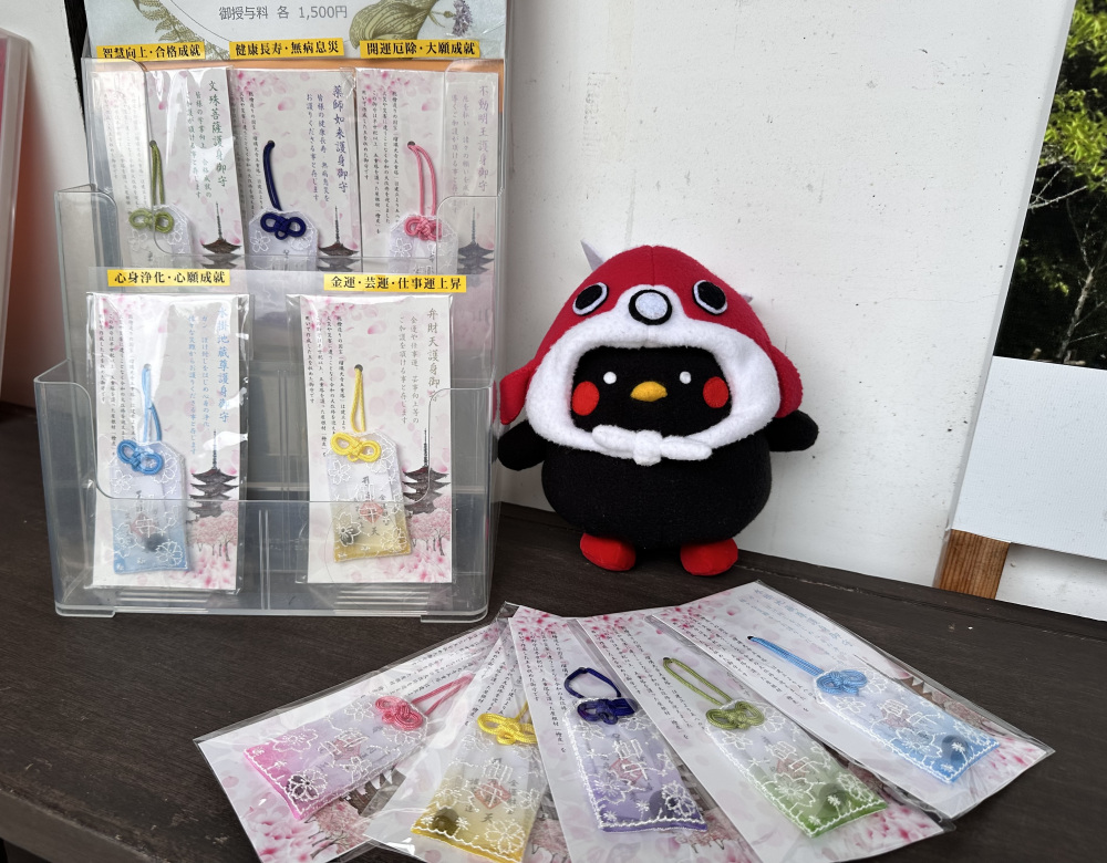 レースの可愛いお守りは色ごとにご利益が異なります