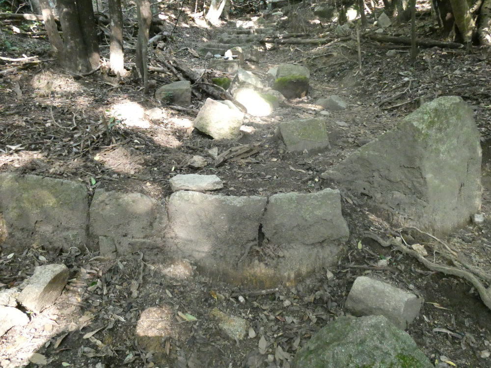 石段が崩れている場所に要注意