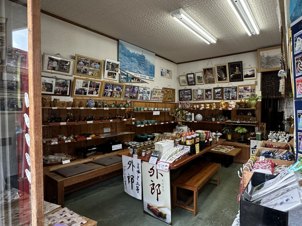 山口土産を始め様々な商品が並びます