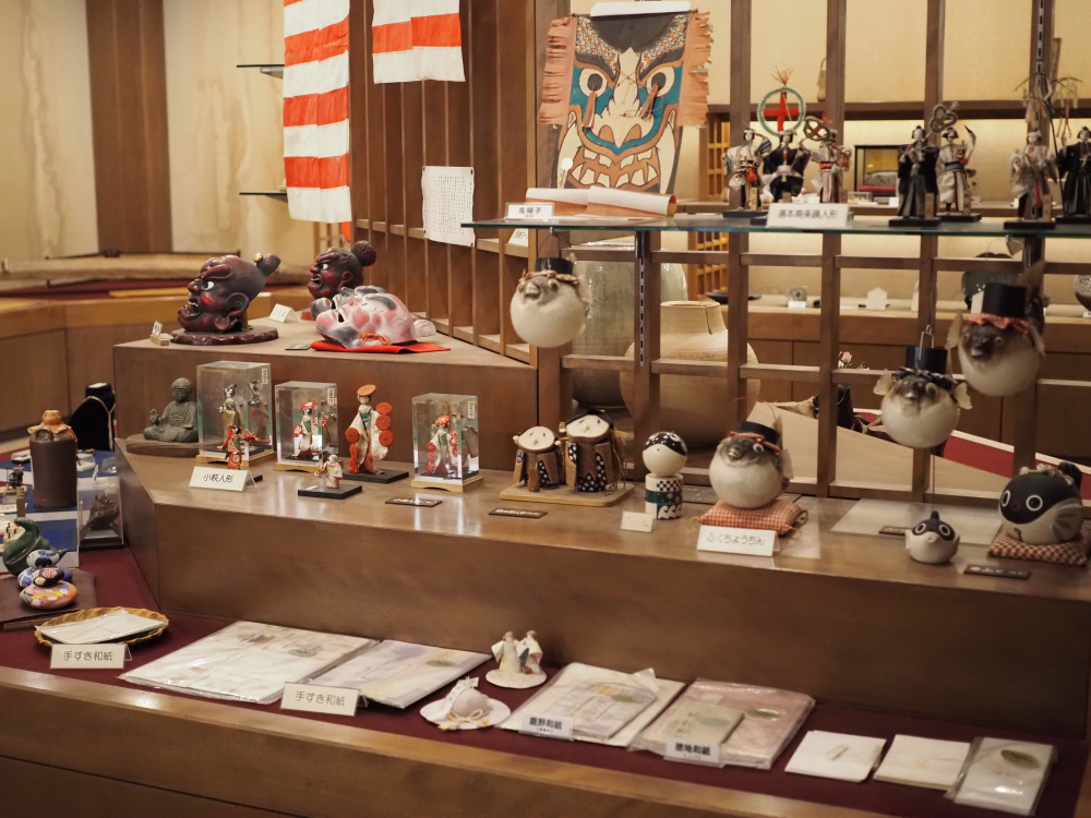 山口県の民工芸品の展示