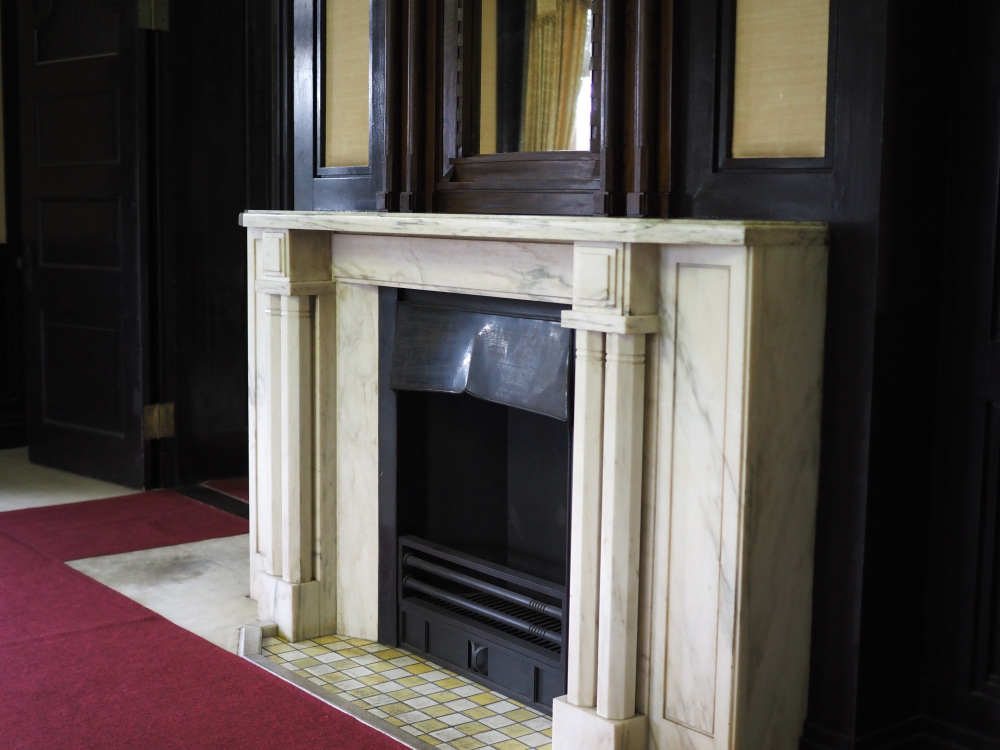 旧知事室の暖炉