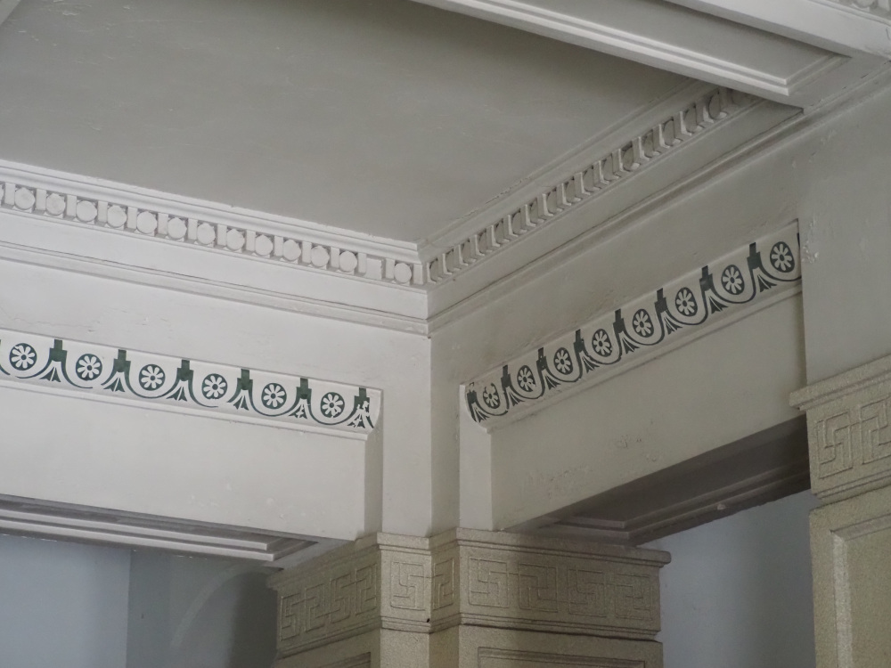 緑で描かれた紋章のような模様も