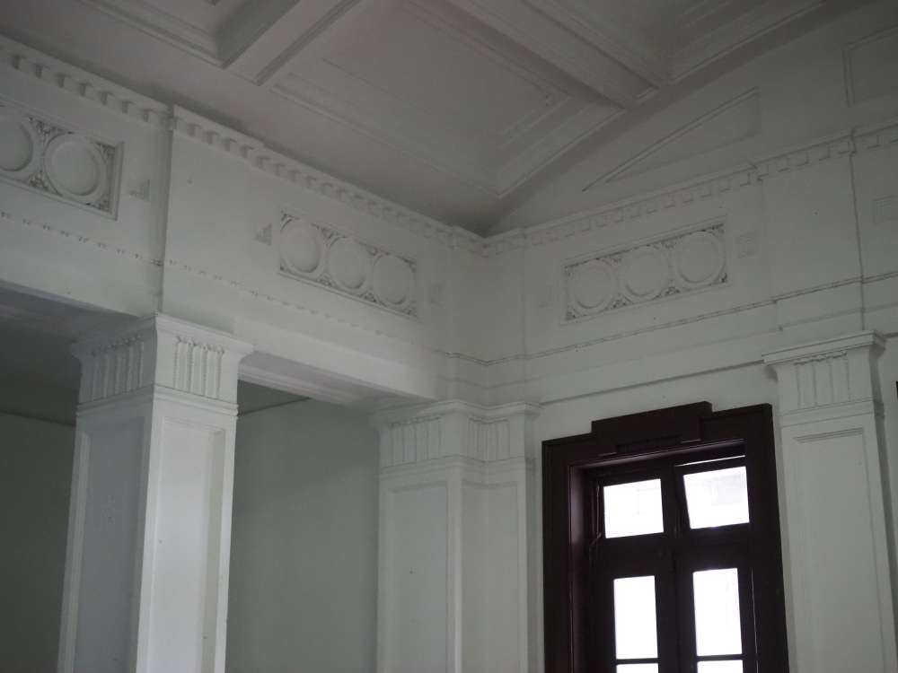 天井や柱の装飾も細かい