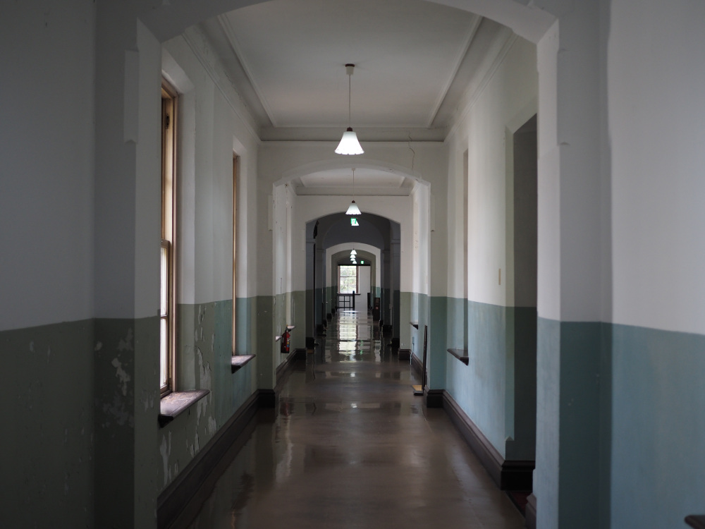 まっすぐの廊下が美しい