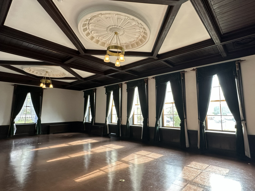 議員控室。現在はレンタルスペースになっている