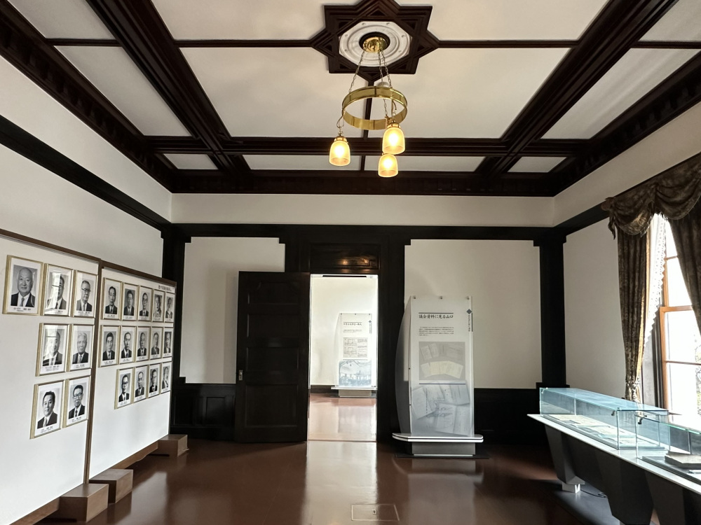 県議会に関する資料の展示も