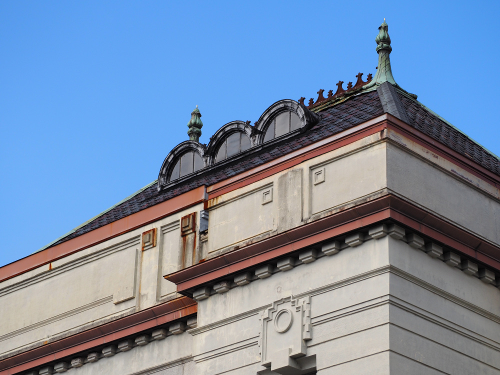 屋根には半円の飾り窓