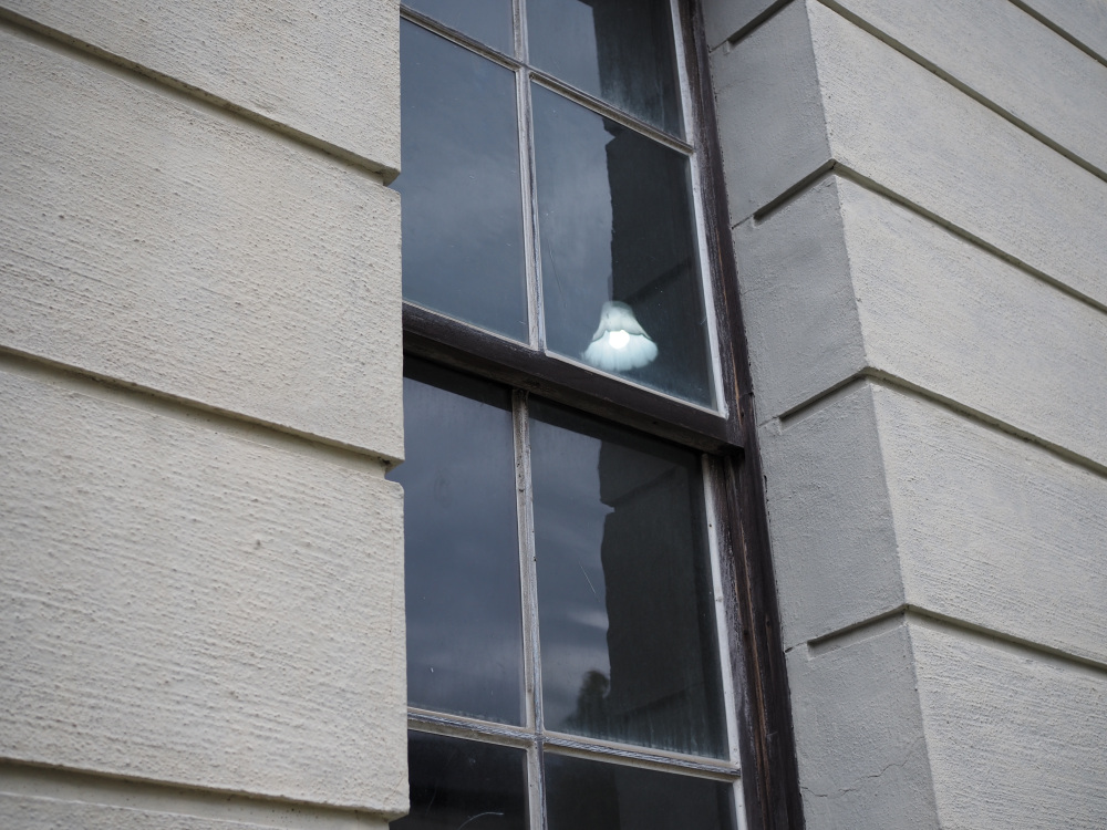 昔のガラスにある表面のわずかな歪みが通す光を柔らかくしている