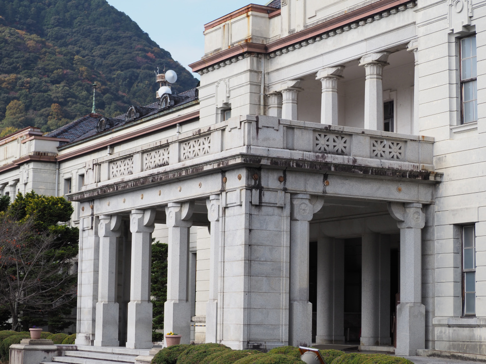 正面玄関の4本の列柱も特徴的