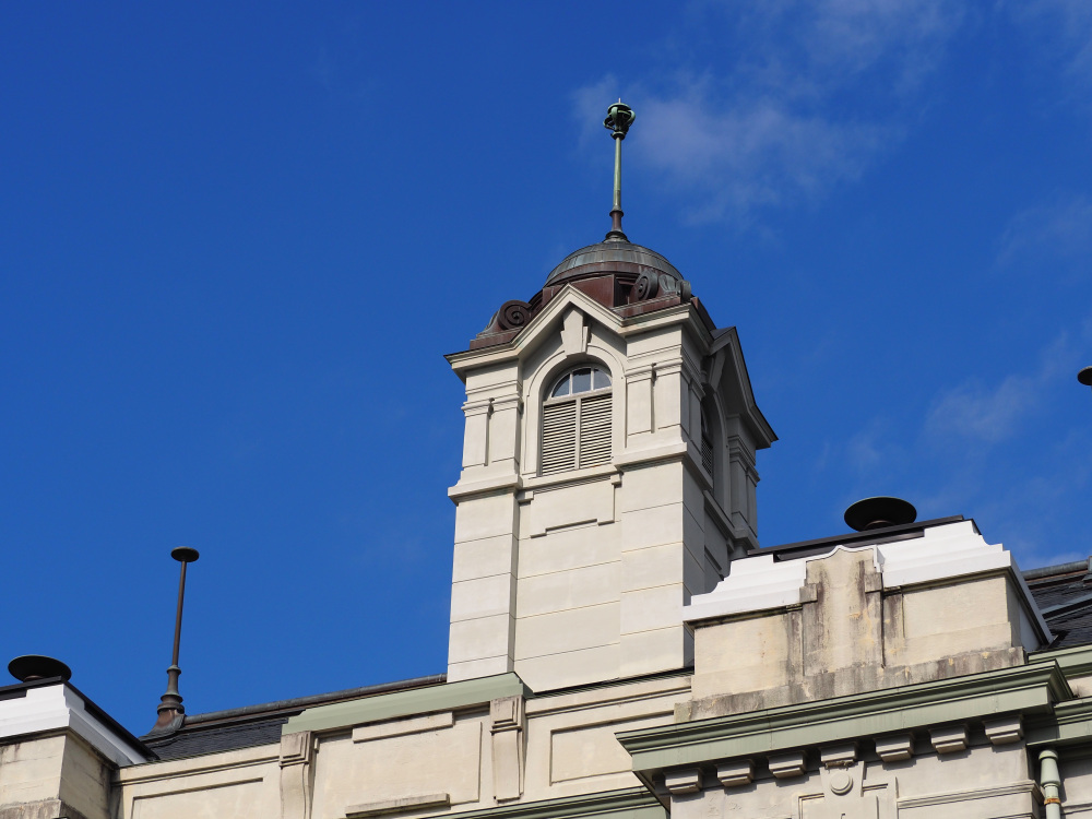 階段手すりと同じデザインの屋根