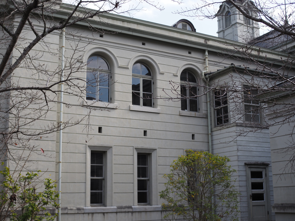 1階は四角、2階は半円形の高窓になっている