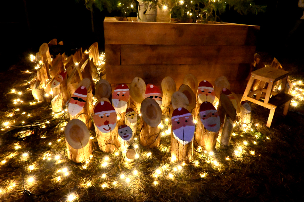 地元小学生による木のサンタさん