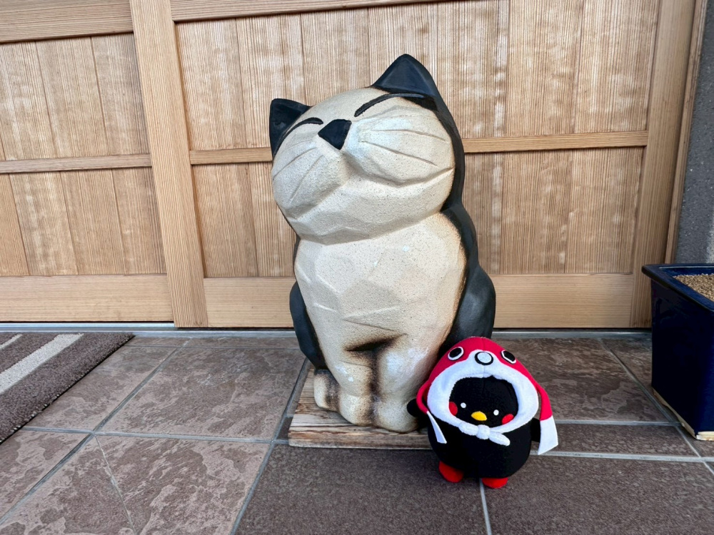 玄関でお迎えしてくれる看板ねこ