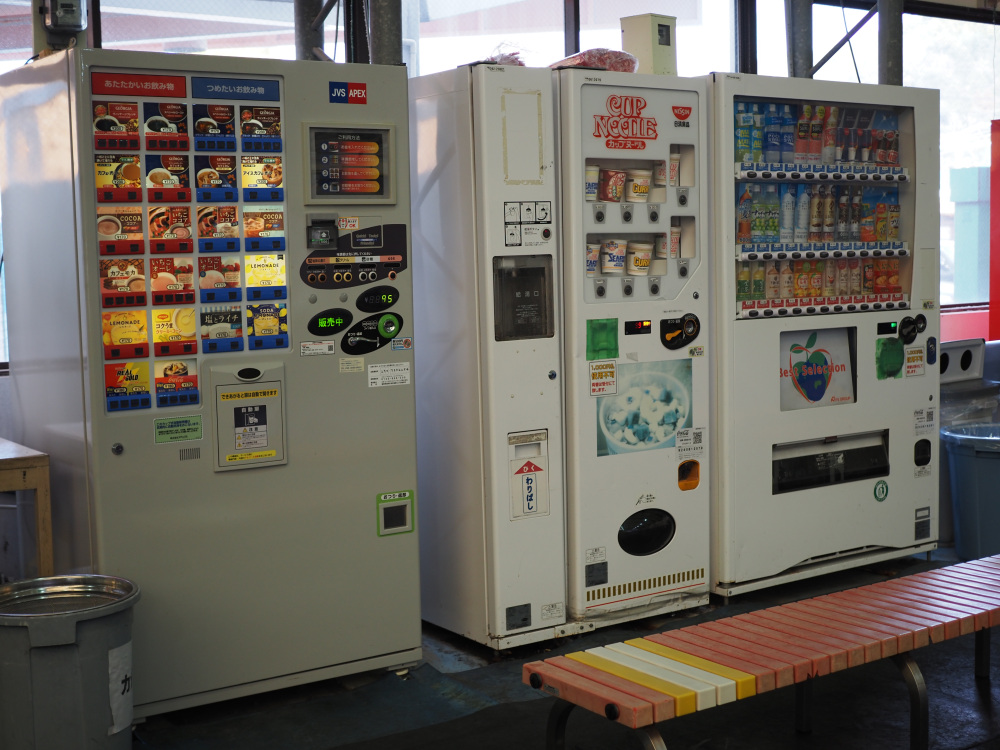 飲食物の持ち込みは禁止。場内にはカップラーメンやパン、ジュースなどが自販機で買えます。