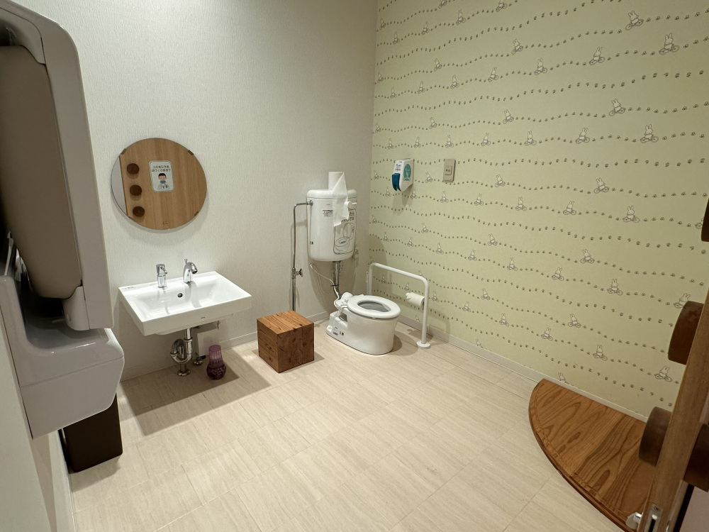 子どもトイレやおむつ替え台、お着替えスペースもありがたい