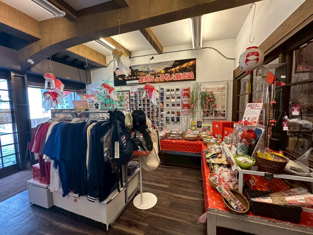Tシャツをはじめとしたアパレルコーナー