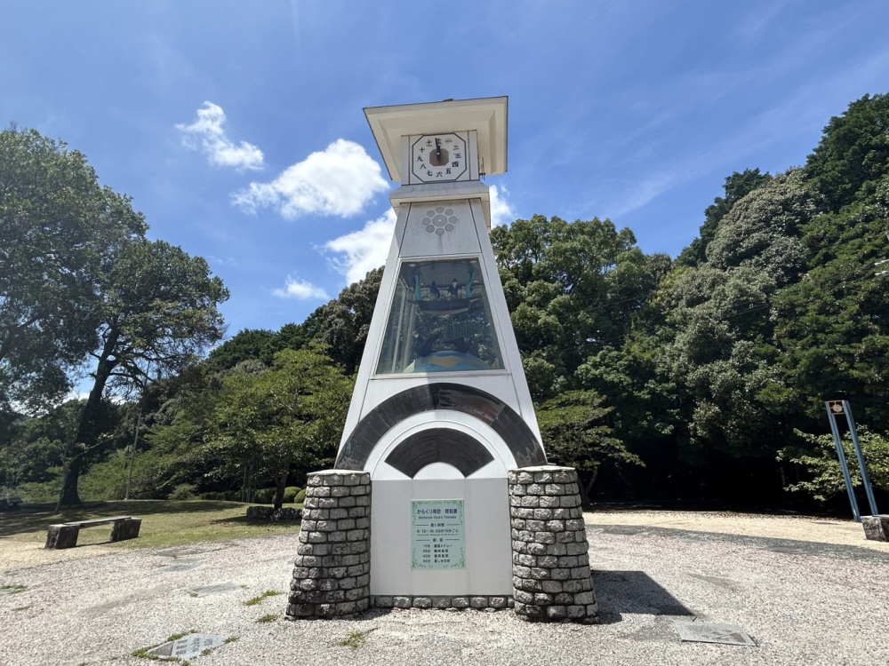 山頂駅前広場のからくり時計にも注目