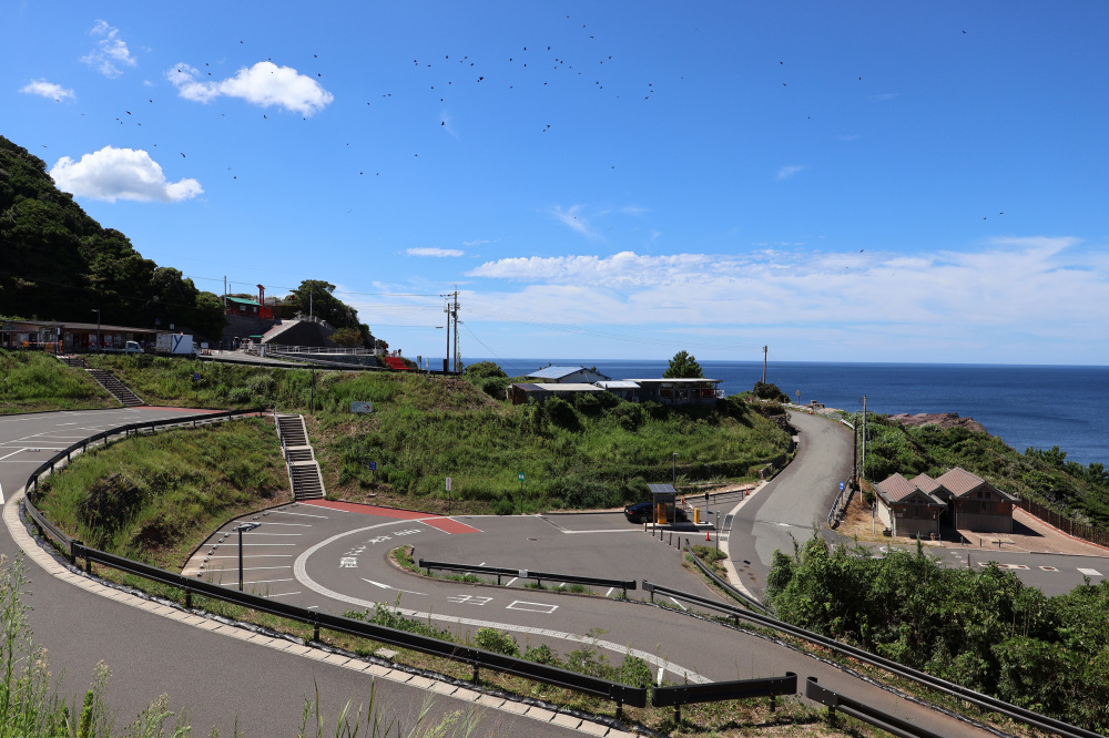 8月下旬平日の元乃隅神社の駐車場の様子