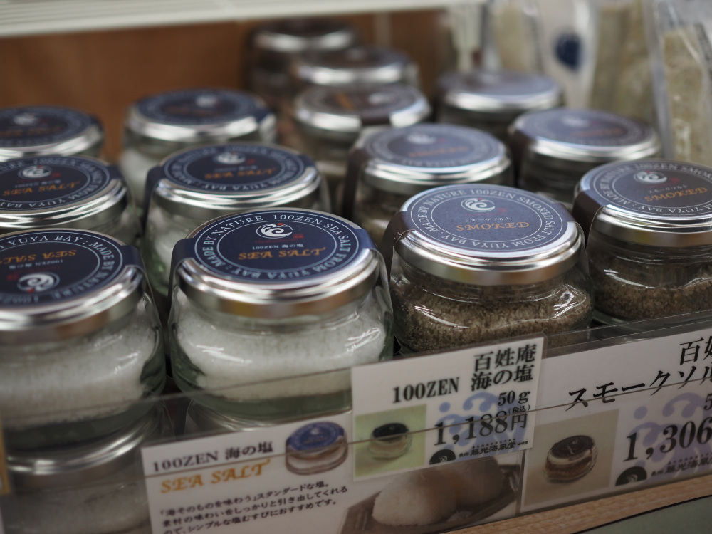 長門市の油谷湾の海水をじっくり釜炊きしてつくる百姓庵の「100ZEN 海の塩」