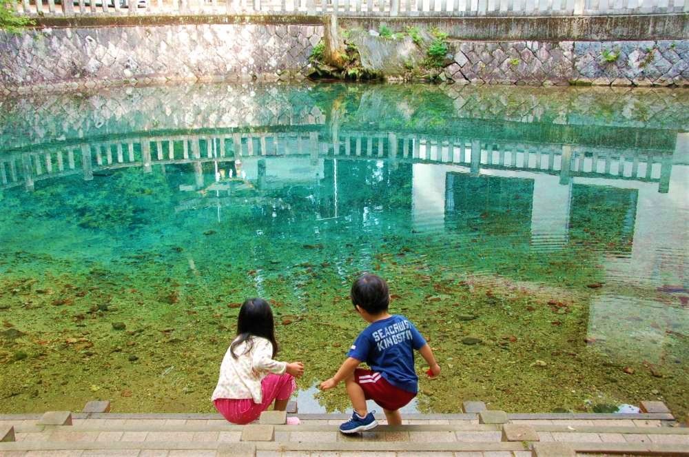 秋吉台で絶対に訪れたいパワースポット『別府弁天池』で、大人も子どもも美味しい♪釣り堀体験！