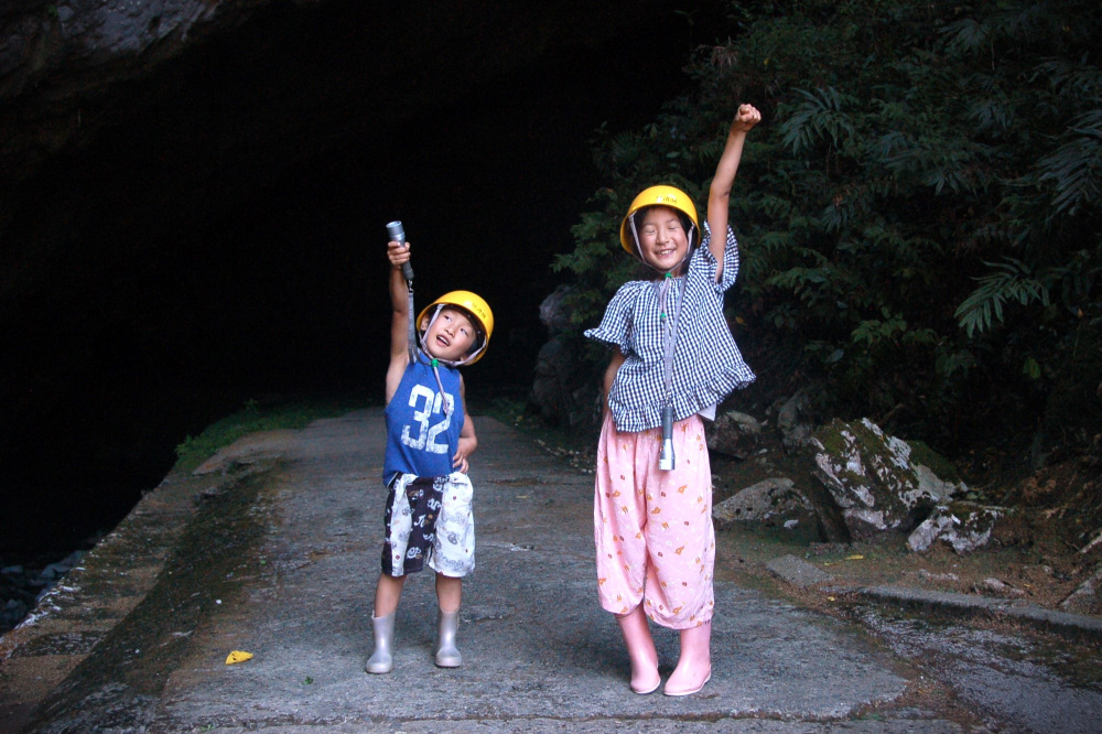 山口県│秋吉台でファミリーキャンプ！子供が喜ぶ遊具、洞窟探検も♪【持ち物リストあり】