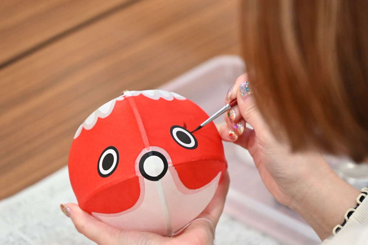 柳井白壁の町並みで「金魚ちょうちん･柳井縞織」作り体験に挑戦！