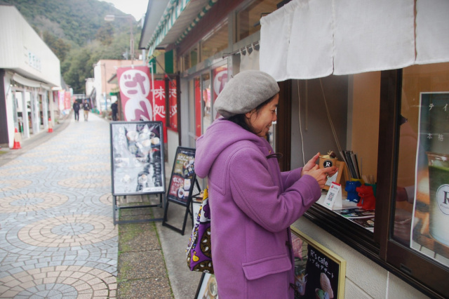 秋芳洞商店街でお土産もチェック