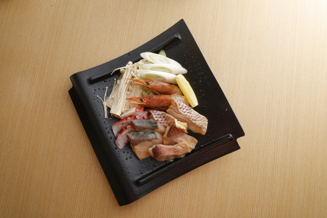 獺祭と酒盗が香り立つ長州海鮮瓦焼き