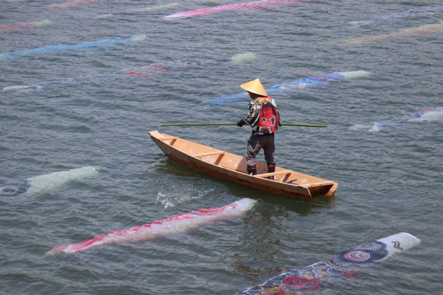 【こいながし会場】水中こいのぼりと小舟の幻想風景