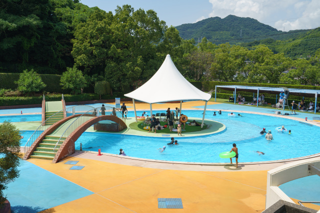 全長135mの流れるプール(水深1.0m)